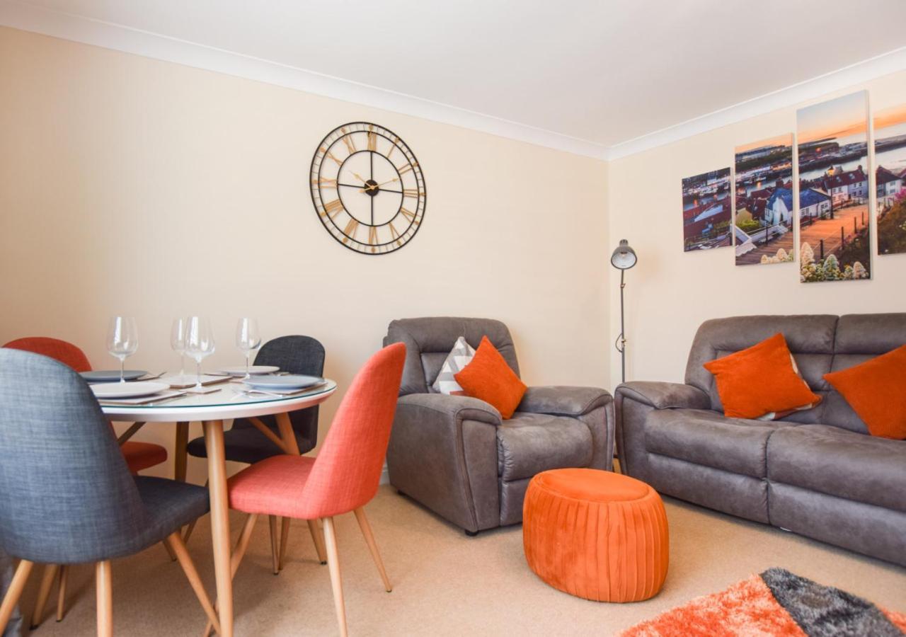 Cosy Hub Apartment Whitby Bagian luar foto